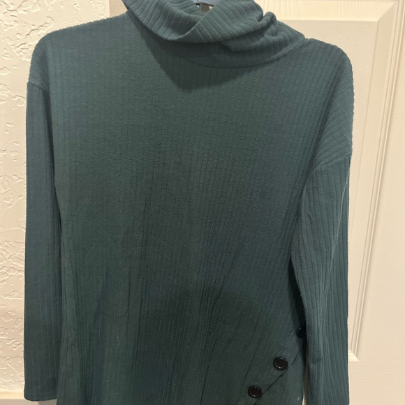 Green turtleneck sweater - Picture 3 of 3